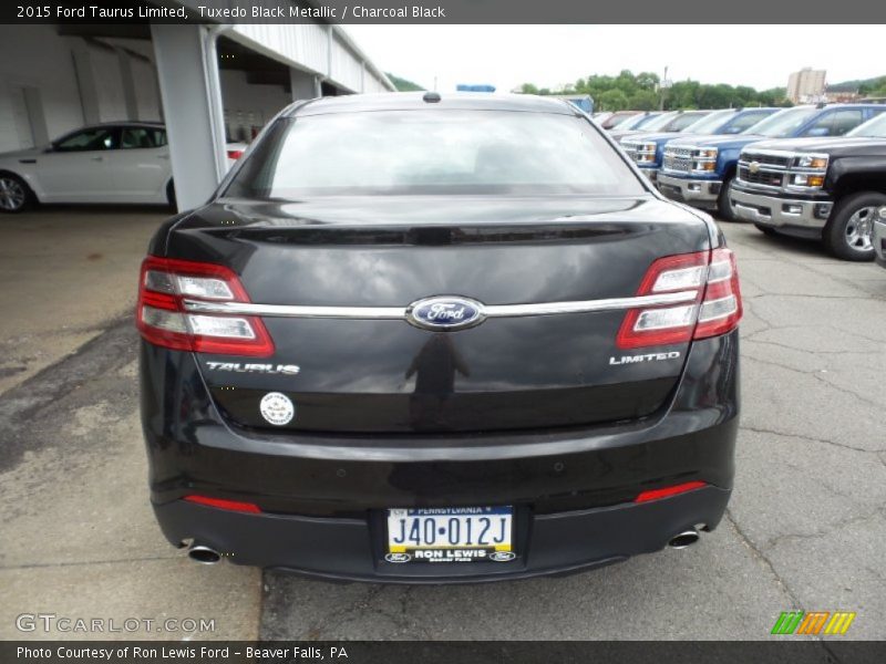 Tuxedo Black Metallic / Charcoal Black 2015 Ford Taurus Limited