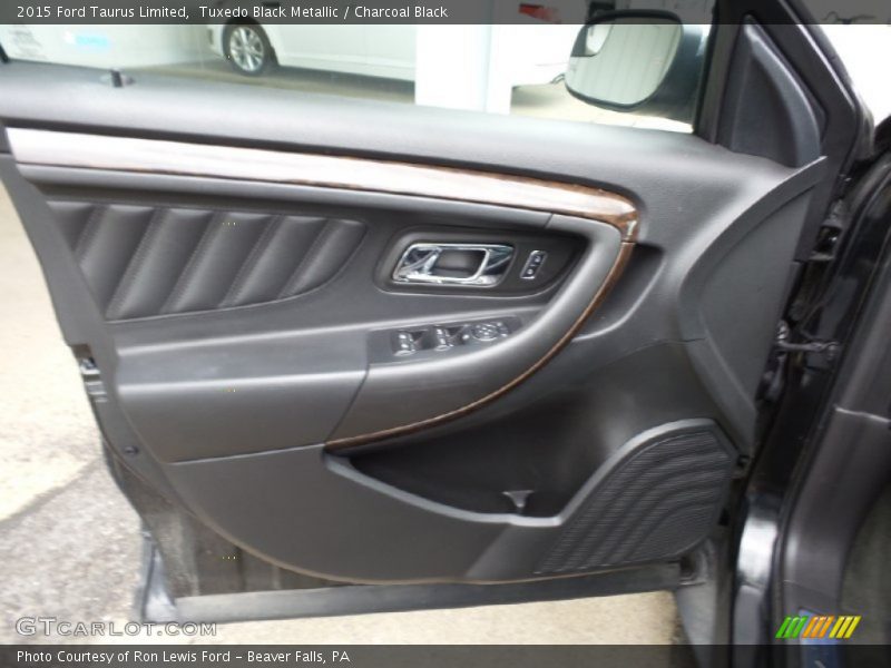 Tuxedo Black Metallic / Charcoal Black 2015 Ford Taurus Limited