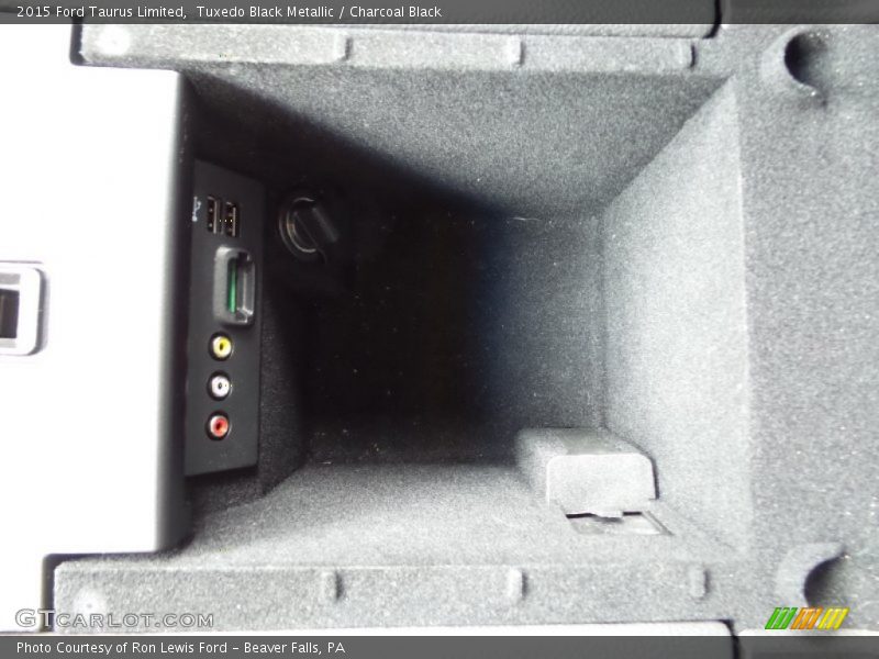 Tuxedo Black Metallic / Charcoal Black 2015 Ford Taurus Limited
