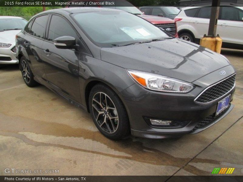 Magnetic Metallic / Charcoal Black 2015 Ford Focus SE Sedan