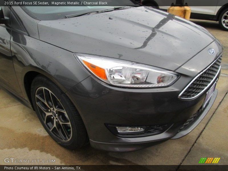 Magnetic Metallic / Charcoal Black 2015 Ford Focus SE Sedan