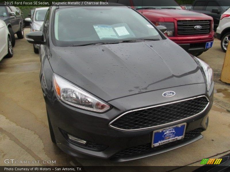 Magnetic Metallic / Charcoal Black 2015 Ford Focus SE Sedan