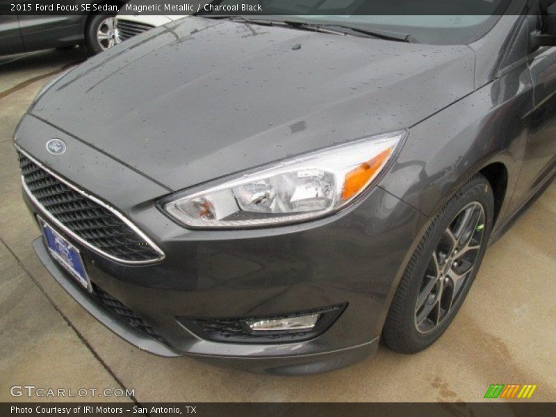 Magnetic Metallic / Charcoal Black 2015 Ford Focus SE Sedan