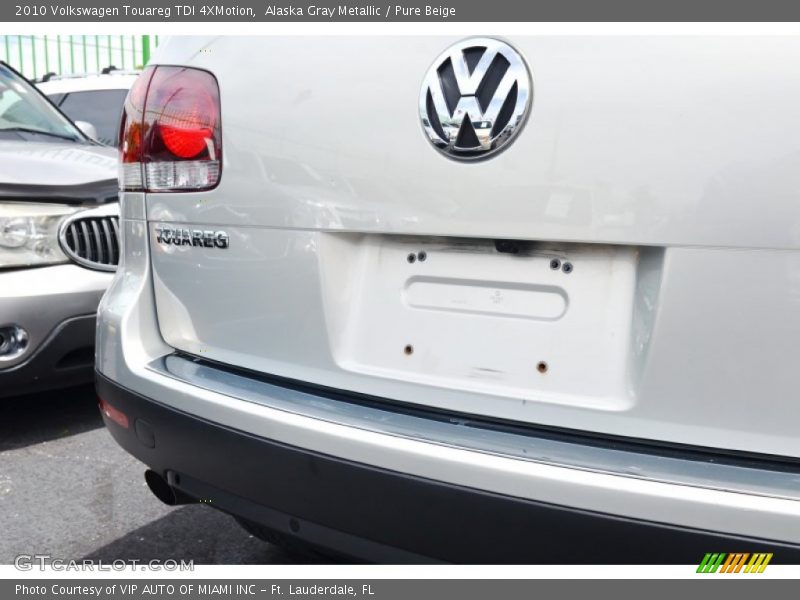 Alaska Gray Metallic / Pure Beige 2010 Volkswagen Touareg TDI 4XMotion