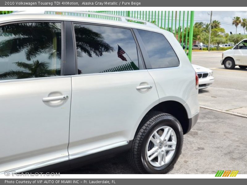 Alaska Gray Metallic / Pure Beige 2010 Volkswagen Touareg TDI 4XMotion