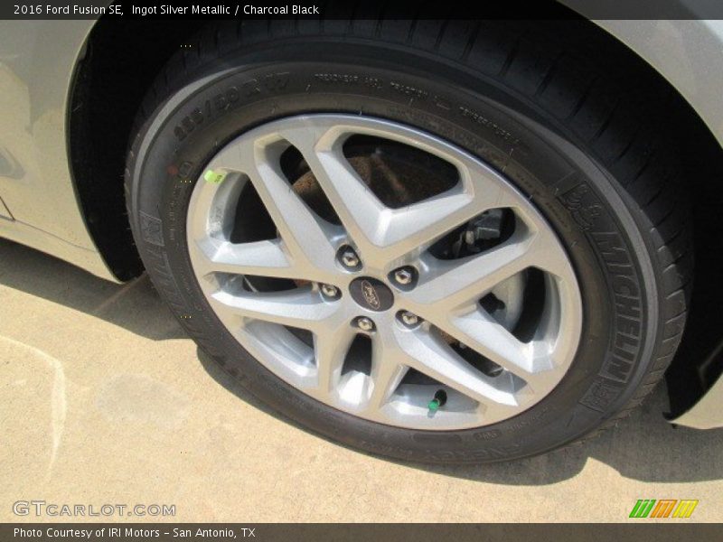 Ingot Silver Metallic / Charcoal Black 2016 Ford Fusion SE