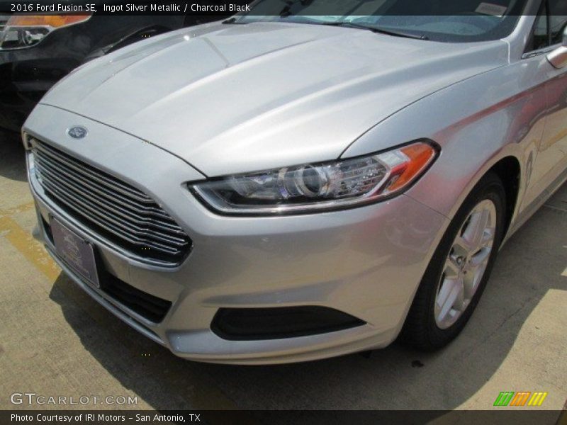 Ingot Silver Metallic / Charcoal Black 2016 Ford Fusion SE