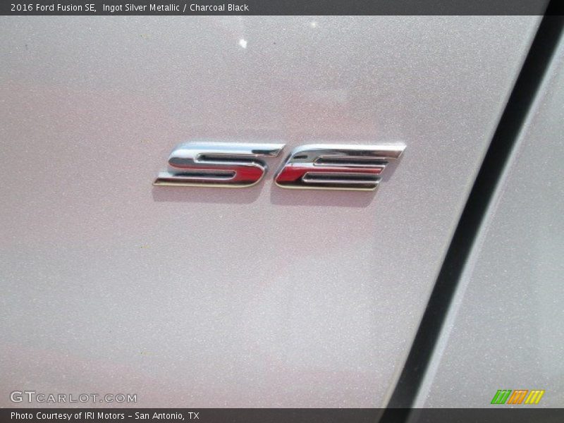 Ingot Silver Metallic / Charcoal Black 2016 Ford Fusion SE