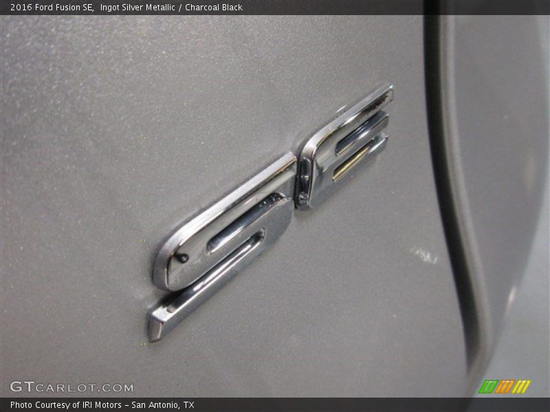 Ingot Silver Metallic / Charcoal Black 2016 Ford Fusion SE