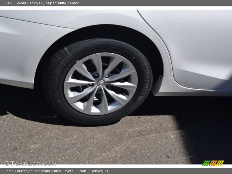 Super White / Black 2015 Toyota Camry LE