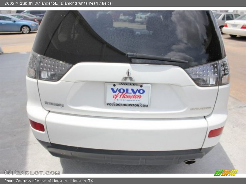 Diamond White Pearl / Beige 2009 Mitsubishi Outlander SE