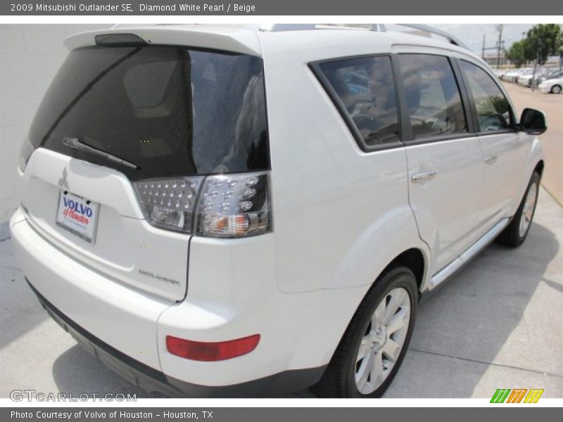 Diamond White Pearl / Beige 2009 Mitsubishi Outlander SE