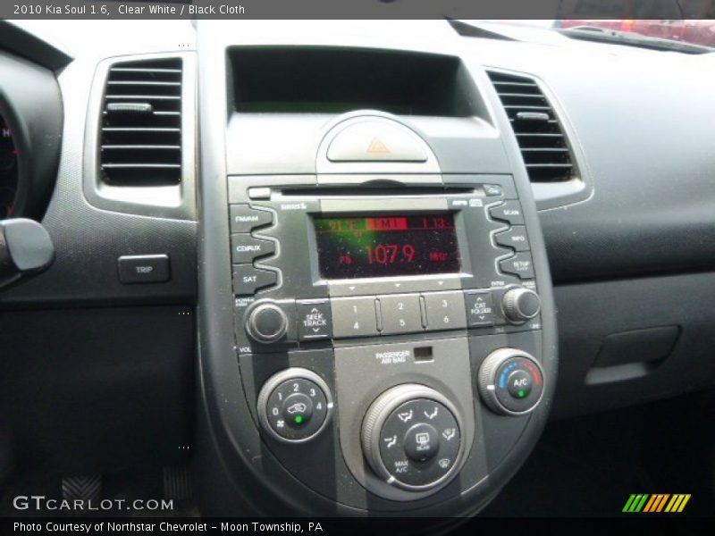 Clear White / Black Cloth 2010 Kia Soul 1.6