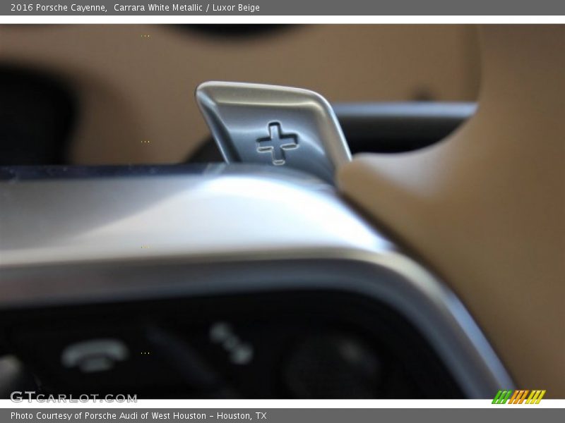 Carrara White Metallic / Luxor Beige 2016 Porsche Cayenne