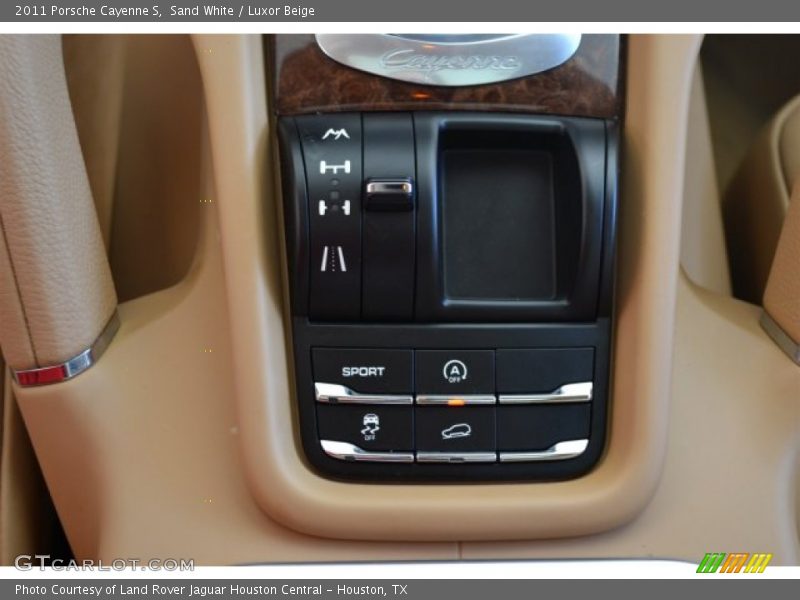 Controls of 2011 Cayenne S