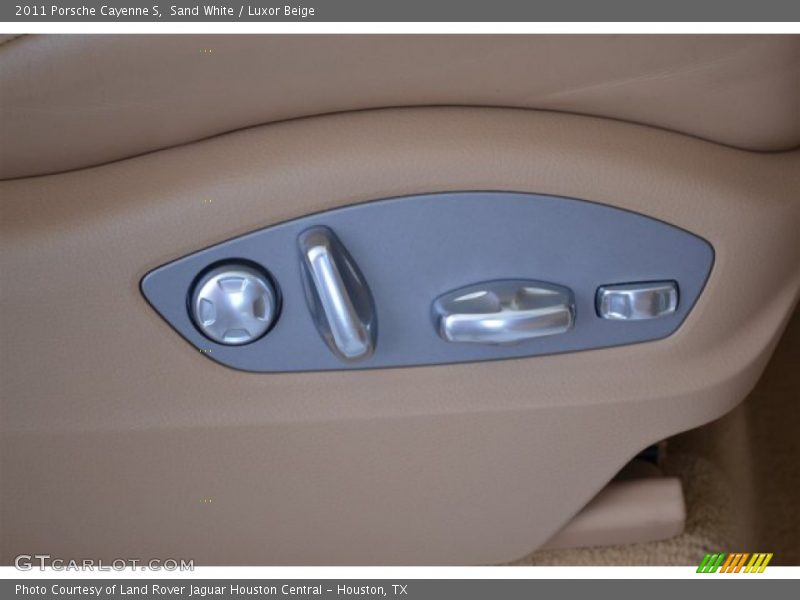 Controls of 2011 Cayenne S