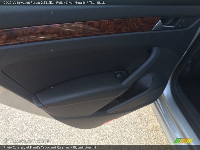 Reflex Silver Metallic / Titan Black 2012 Volkswagen Passat 2.5L SEL