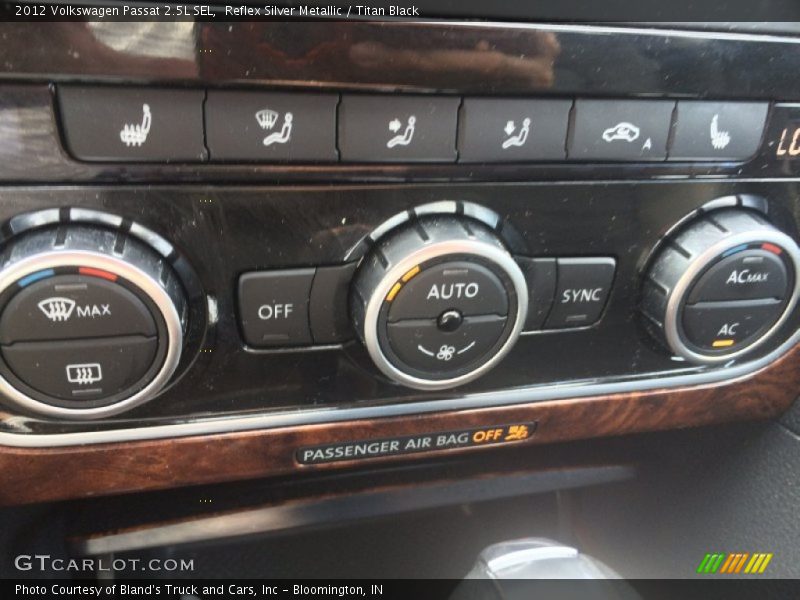 Reflex Silver Metallic / Titan Black 2012 Volkswagen Passat 2.5L SEL