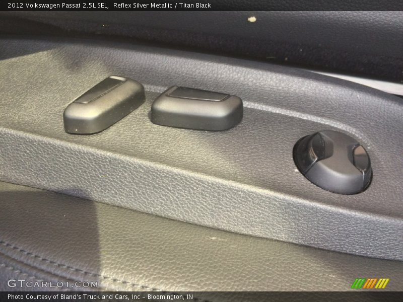 Reflex Silver Metallic / Titan Black 2012 Volkswagen Passat 2.5L SEL