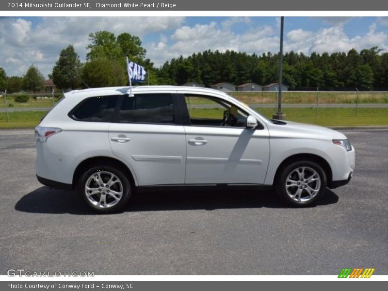 Diamond White Pearl / Beige 2014 Mitsubishi Outlander SE