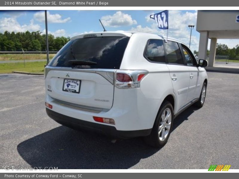 Diamond White Pearl / Beige 2014 Mitsubishi Outlander SE