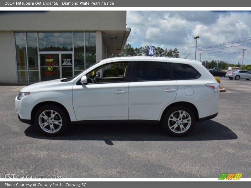 Diamond White Pearl / Beige 2014 Mitsubishi Outlander SE