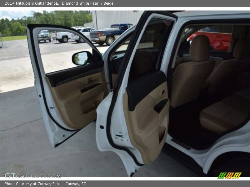 Diamond White Pearl / Beige 2014 Mitsubishi Outlander SE