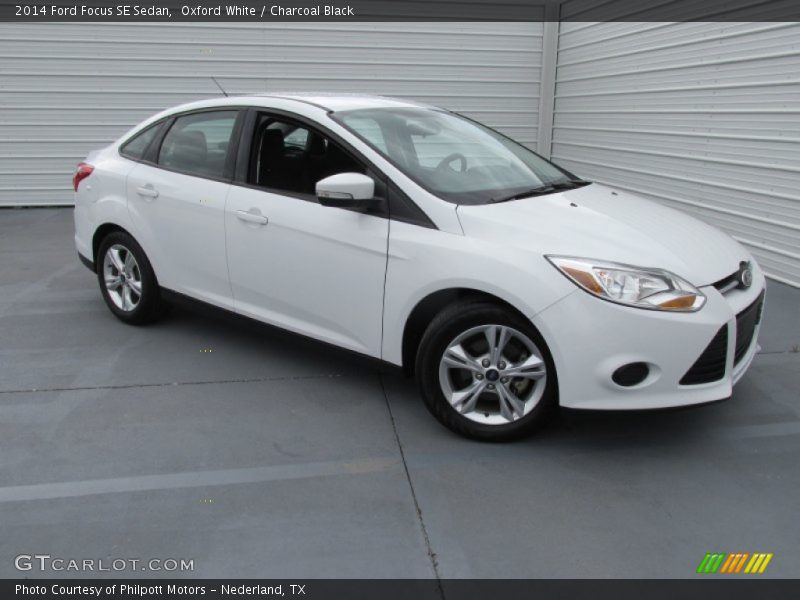 Oxford White / Charcoal Black 2014 Ford Focus SE Sedan