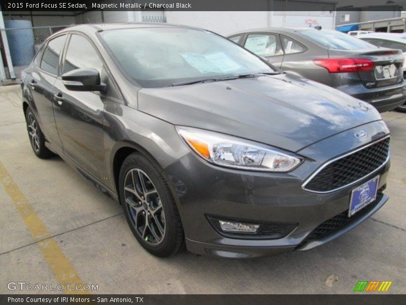 Magnetic Metallic / Charcoal Black 2015 Ford Focus SE Sedan