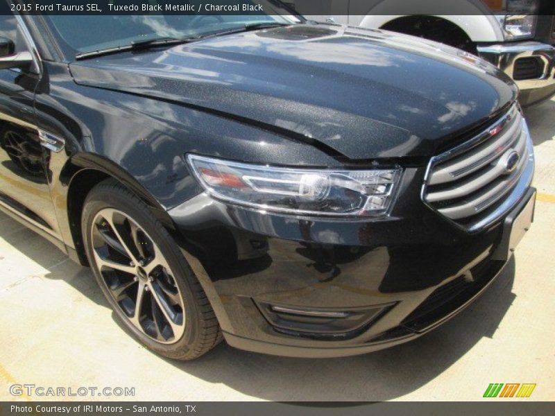 Tuxedo Black Metallic / Charcoal Black 2015 Ford Taurus SEL