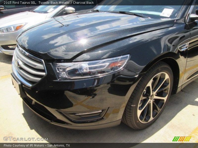 Tuxedo Black Metallic / Charcoal Black 2015 Ford Taurus SEL