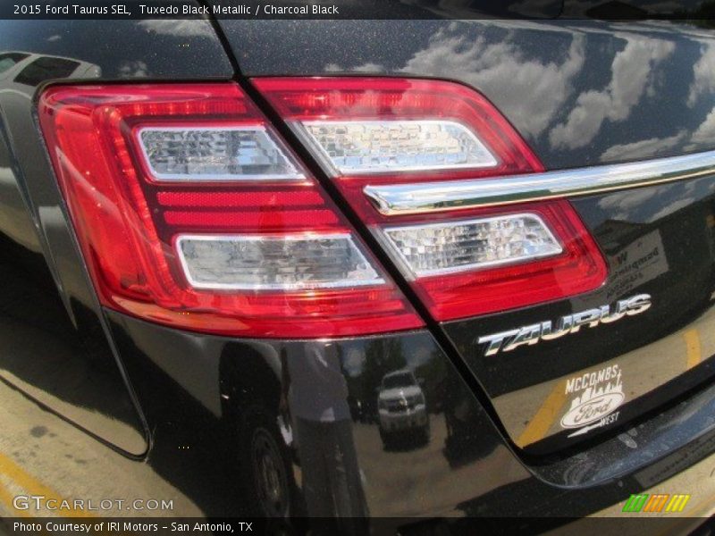 Tuxedo Black Metallic / Charcoal Black 2015 Ford Taurus SEL