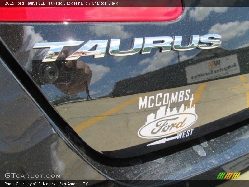 Tuxedo Black Metallic / Charcoal Black 2015 Ford Taurus SEL