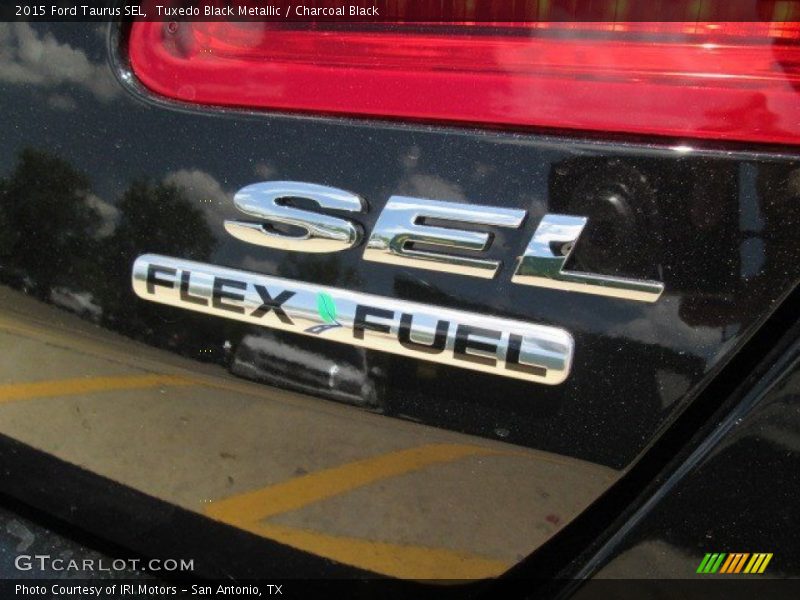 Tuxedo Black Metallic / Charcoal Black 2015 Ford Taurus SEL