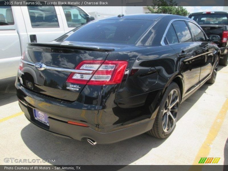 Tuxedo Black Metallic / Charcoal Black 2015 Ford Taurus SEL