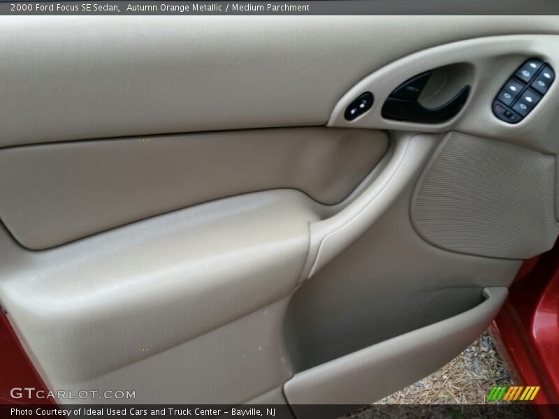 Autumn Orange Metallic / Medium Parchment 2000 Ford Focus SE Sedan