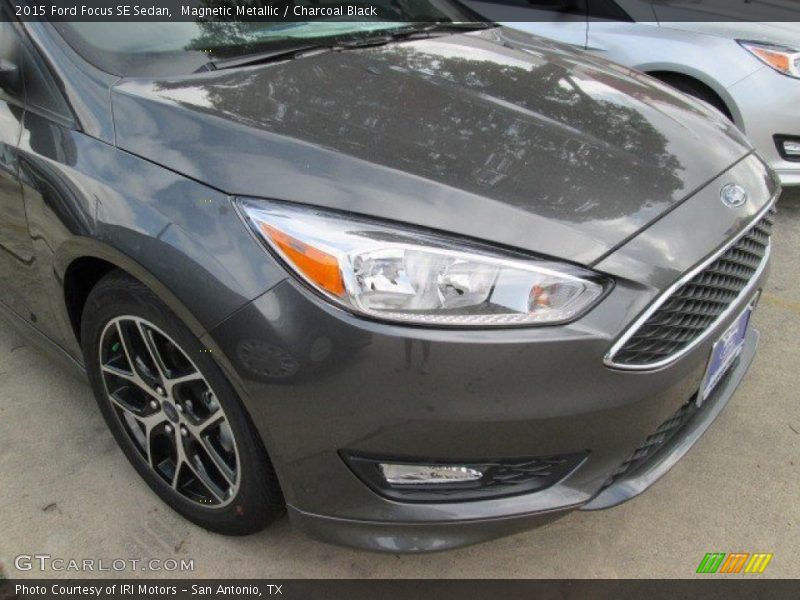 Magnetic Metallic / Charcoal Black 2015 Ford Focus SE Sedan