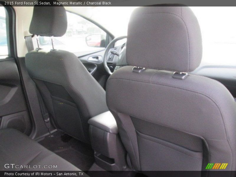 Magnetic Metallic / Charcoal Black 2015 Ford Focus SE Sedan