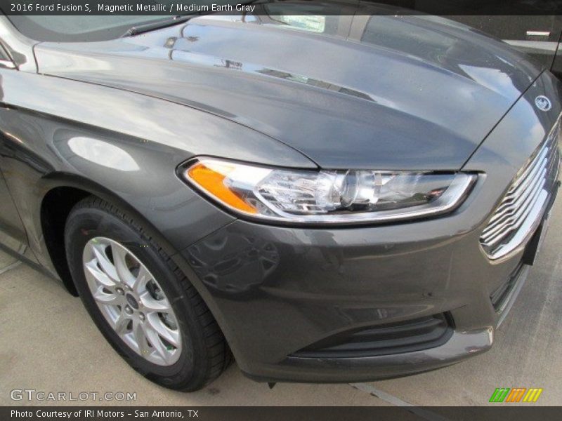 Magnetic Metallic / Medium Earth Gray 2016 Ford Fusion S