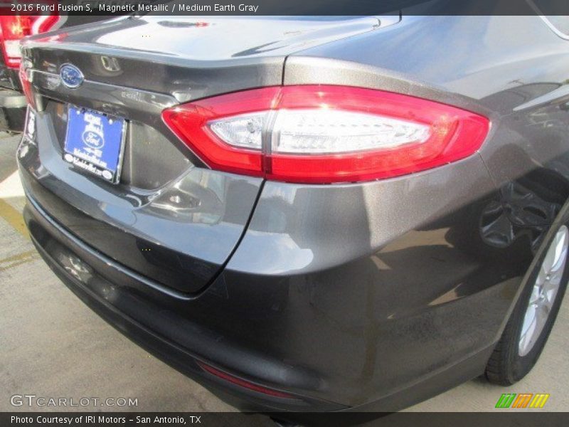 Magnetic Metallic / Medium Earth Gray 2016 Ford Fusion S