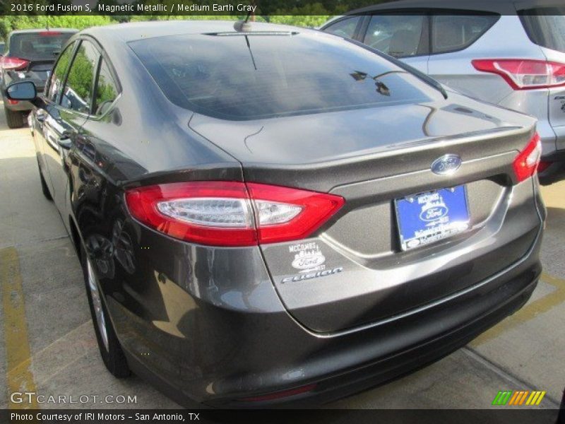 Magnetic Metallic / Medium Earth Gray 2016 Ford Fusion S