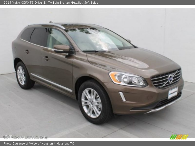 Front 3/4 View of 2015 XC60 T5 Drive-E