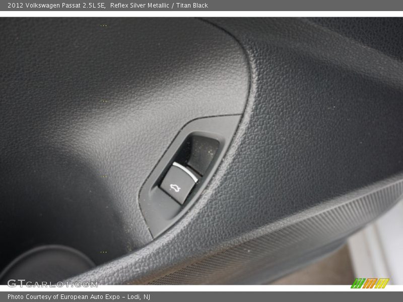 Reflex Silver Metallic / Titan Black 2012 Volkswagen Passat 2.5L SE