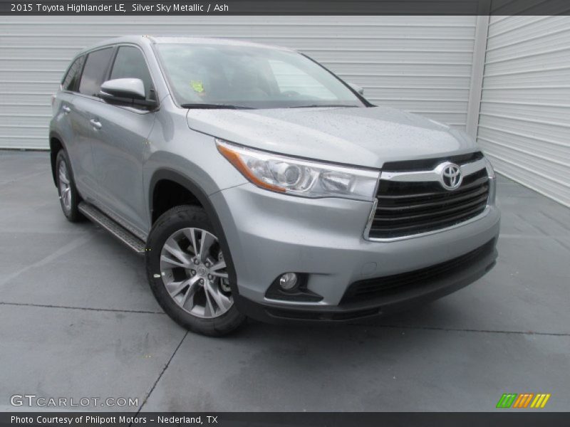 Front 3/4 View of 2015 Highlander LE