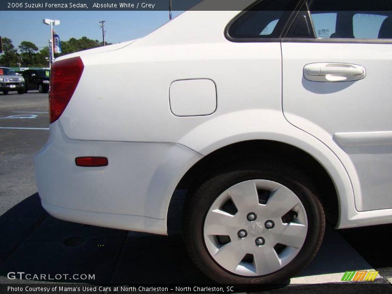 Absolute White / Grey 2006 Suzuki Forenza Sedan