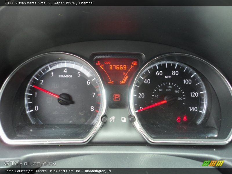 Aspen White / Charcoal 2014 Nissan Versa Note SV