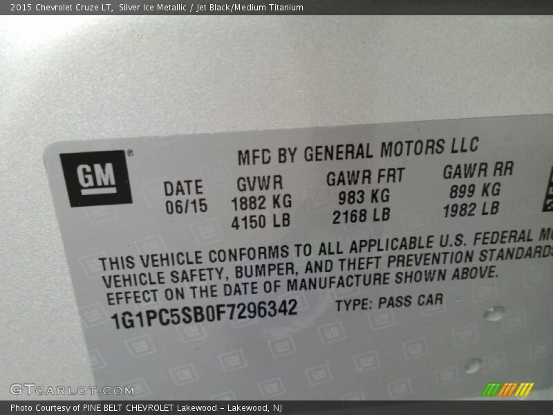 Silver Ice Metallic / Jet Black/Medium Titanium 2015 Chevrolet Cruze LT