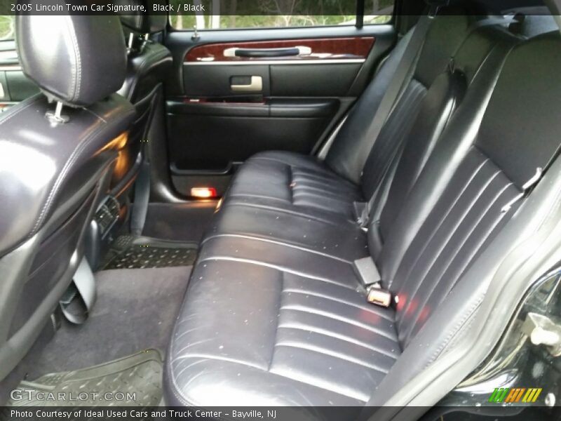 Black / Black 2005 Lincoln Town Car Signature