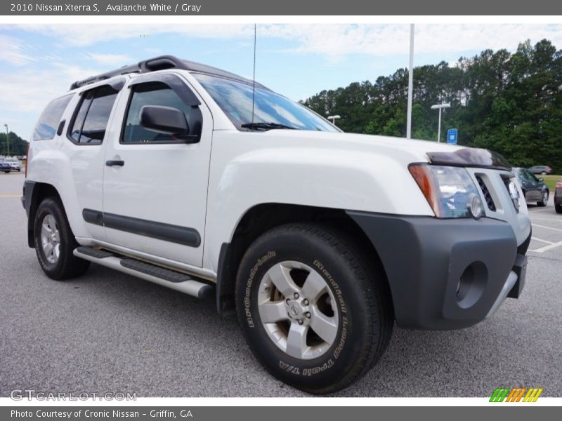 Front 3/4 View of 2010 Xterra S