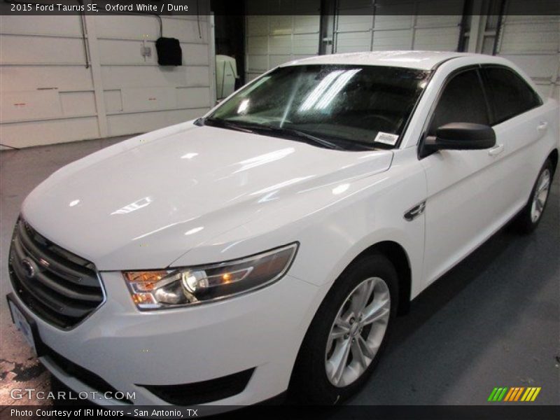 Oxford White / Dune 2015 Ford Taurus SE